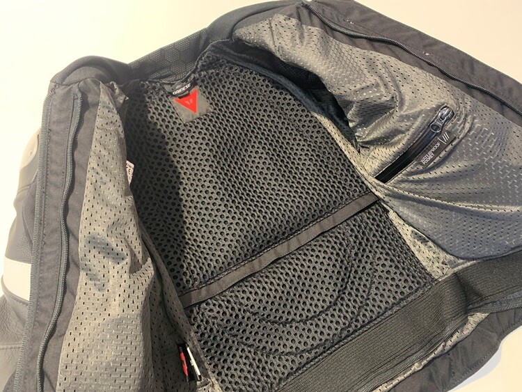 安全性・快適性も融合させたスポーティモデルのレザージャケット【AVRO